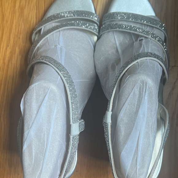 Naturalizer Silver Sandals NWT - Picture 3 of 6